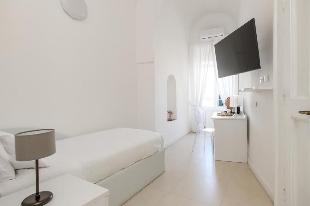 Single Room | In-room safe, blackout curtains, iron/ironing board, free WiFi