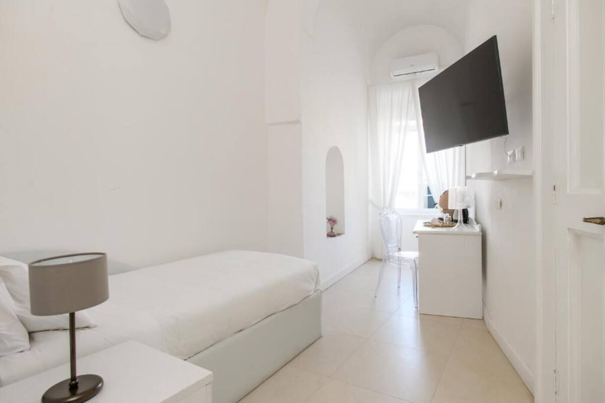 Single Room | In-room safe, blackout curtains, iron/ironing board, free WiFi