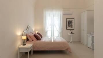 Zimmersafe, Verdunkelungsvorhänge, Bügeleisen/Bügelbrett