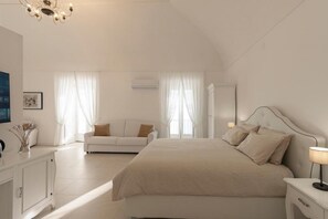 Caja fuerte, cortinas opacas, tabla de planchar con plancha
