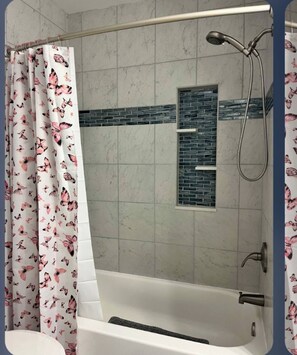Chuveiro, secador de cabelo, toalhas de banho, papel higiênico