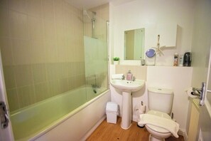 Shower, hair dryer, towels, soap - Long Barn House - Andover - 4 bedroom (Andover)