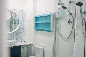 Dusche, Haartrockner, Handtücher, Shampoo