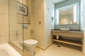 Douche, serviettes fournies, savon, papier toilette