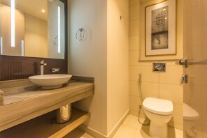 Douche, serviettes fournies, savon, papier toilette