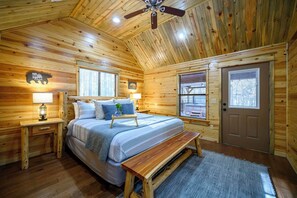 Desk, travel cot, free WiFi, bed sheets - 2 firepit areas • Level 2 EV Charger • Hot Tub • ATV-Friendly • Sleeps 6 (Broken Bow)