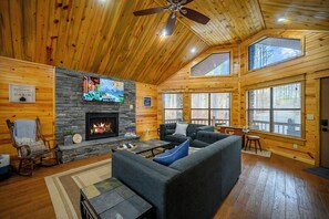 Smart TV, fireplace, computer monitors - 2 firepit areas • Level 2 EV Charger • Hot Tub • ATV-Friendly • Sleeps 6 (Broken Bow)