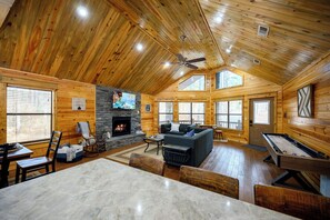 Smart TV, fireplace, computer monitors - 2 firepit areas • Level 2 EV Charger • Hot Tub • ATV-Friendly • Sleeps 6 (Broken Bow)