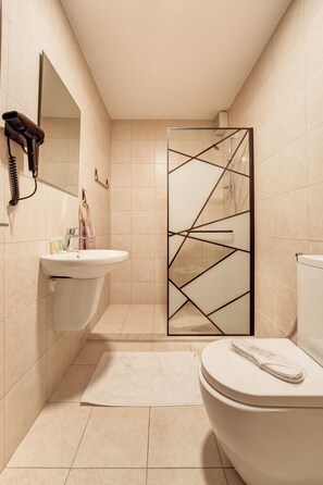 Haartrockner, Handtücher, Toilettenpapier