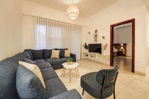 Cozy 1-bedroom apartment in fabulous Aqaba with 5 pools and gym access