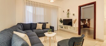 Cozy 1-bedroom apartment in fabulous Aqaba with 5 pools and gym access