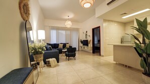 Una sala de estar moderna con un sofá, una mesa de centro y un comedor con mostrador.