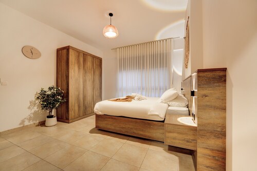 Cozy 1-bedroom apartment in fabulous Aqaba with 5 pools and gym access