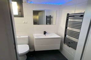 Suihku, hiustenkuivaaja, pyyhkeet, saippua