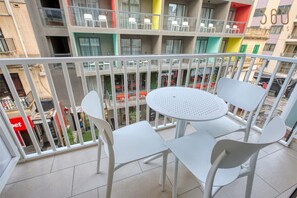 Outdoor dining - Paceville Energy Meets Comfort, 2BR Apt + Balcony! (St. Julian`s)