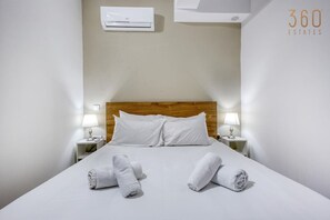 Desk, iron/ironing board, travel cot, WiFi - Paceville Energy Meets Comfort, 2BR Apt + Balcony! (St. Julian`s)