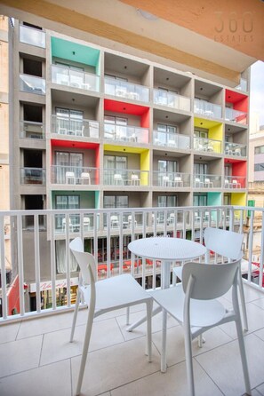 Outdoor dining - Paceville Energy Meets Comfort, 2BR Apt + Balcony! (St. Julian`s)