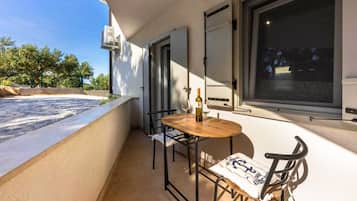 Family Apartment, Multiple Bedrooms, 2 Bathrooms (Villa Ancora - Merope Apartment) | Outdoor dining
