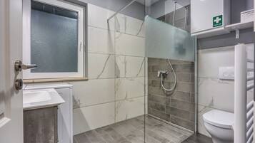 Family Apartment, 2 Bedrooms, 2 Bathrooms (Villa Ancora - Merope Apt /w Jacuzzi) | Bathroom