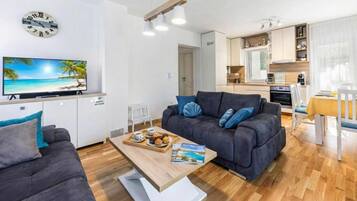 Familieleilighet, flere soverom, 2 bad (Villa Ancora - Merope Apartment) | Oppholdsområde | En 21-tommers smart-TV med kabel-kanaler