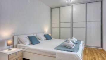 Familienapartment, Mehrere Schlafzimmer, 2 Bäder (Villa Ancora - Merope Apartment) | 2 Schlafzimmer, Bügeleisen/Bügelbrett, kostenloses WLAN, Bettwäsche