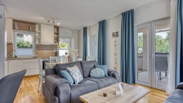 Familienapartment, Mehrere Schlafzimmer, 2 Bäder (Villa Ancora - Merope Apartment) | Wohnbereich | 21-Zoll-Smart-TV mit Kabelempfang