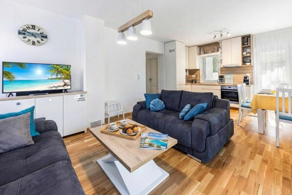อพาร์ทเมนท์สำหรับครอบครัว, หลายห้องนอน, 2 ห้องน้ำ (Villa Ancora - Merope Apartment) | บริเวณนั่งเล่น | สมาร์ททีวี 21 นิ้ว พร้อมช่องเคเบิล
