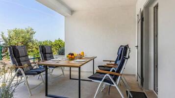 Departamento familiar, varias habitaciones, 2 baños (Villa Ancora - Merope Apartment) | Restaurante al aire libre