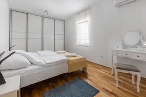 Apartament familiar, diversos dormitoris, 2 banys (Villa Ancora - Merope Apartment) | 2 dormitoris, planxa i posts de planxar, wifi gratuïta i roba de llit 