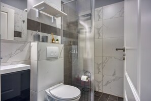 Apartamento família, vários quartos, 2 banheiros (Villa Ancora - Merope Apartment) | Banheiro | Chuveiro, secador de cabelo, toalhas de banho, sabonete