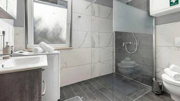 Departamento familiar, varias habitaciones, 2 baños (Villa Ancora - Merope Apartment) | Baño | Regadera, secadora de cabello, toallas, jabón