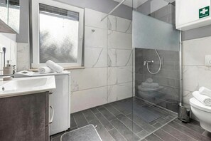อพาร์ทเมนท์สำหรับครอบครัว, หลายห้องนอน, 2 ห้องน้ำ (Villa Ancora - Merope Apartment) | ห้อง น้ำ | ฝักบัว, ไดร์เป่าผม, ผ้าเช็ดตัว, สบู่
