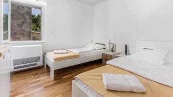 Departamento familiar, varias habitaciones, 2 baños (Villa Ancora - Merope Apartment) | 2 habitaciones, tabla de planchar con plancha y wifi gratis