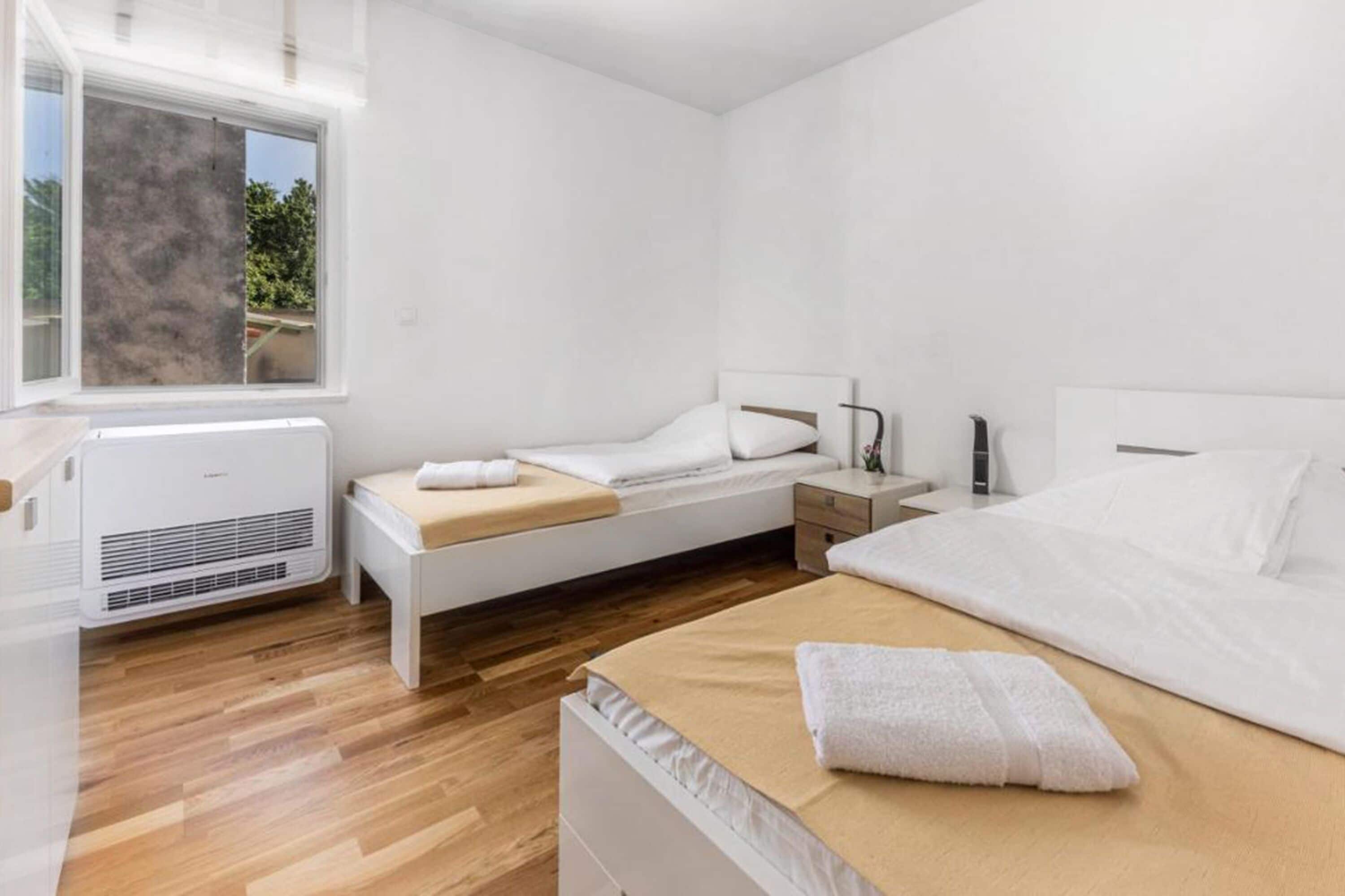 2 bedrooms, iron/ironing board, free WiFi, bed sheets