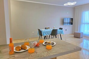 Familieleilighet, 2 soverom, balkong (Sea View Apartment in Durres Beach) | Spiseområde