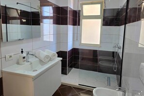 Family Apartment, Multiple Bedrooms (Sea View Apartment in Durres Beach) | Bathroom | Shower, hair dryer, bidet, towels - Sea View Apartment in Durres Beach 100 (Durrës)