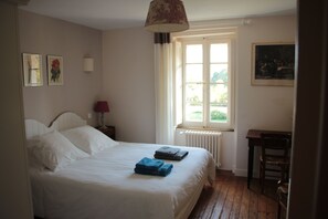 Fer et planche à repasser, lit parapluie, Wi-Fi gratuit, draps fournis