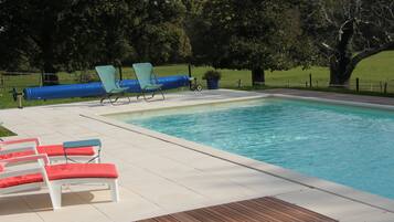 Een buitenzwembad en een verwarmd zwembad