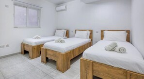 Desk, iron/ironing board, travel cot, WiFi - Prime Paceville Spot with Group-Friendly Space! (St. Julian`s)