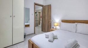 Desk, iron/ironing board, travel cot, WiFi - Prime Paceville Spot with Group-Friendly Space! (St. Julian`s)