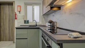 Eine moderne Küche mit Einbauherd, Spüle und einem Fenster über der Arbeitsfläche.