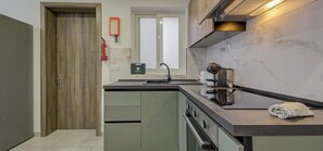 Fridge, oven, stovetop, coffee/tea maker - Prime Paceville Spot with Group-Friendly Space! (St. Julian`s)