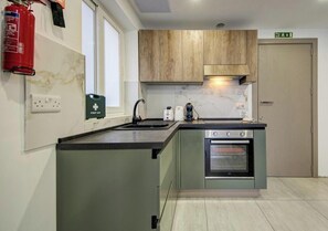 Fridge, oven, stovetop, coffee/tea maker - Prime Paceville Spot with Group-Friendly Space! (St. Julian`s)