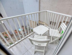 Property grounds - Prime Paceville Spot with Group-Friendly Space! (St. Julian`s)