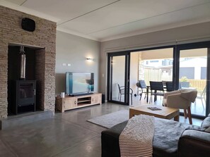 Télévision, cheminée, espaces bureaux