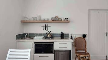 Een koelkast, een microgolfoven, een kookplaat