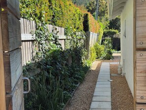 Property grounds - The Sanctuary Nook | 7 min walk to Robberg beach (Plettenberg Bay)