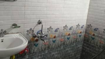 Classic Cottage, Mountain View | Bathroom | Shower, towels, soap, shampoo