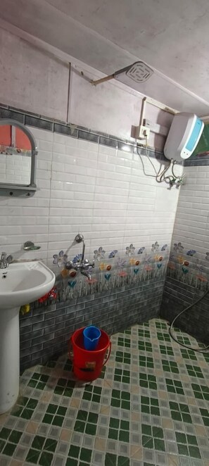 Classic-Ferienhaus, Bergblick | Badezimmer | Dusche, Handtücher, Seife, Shampoo