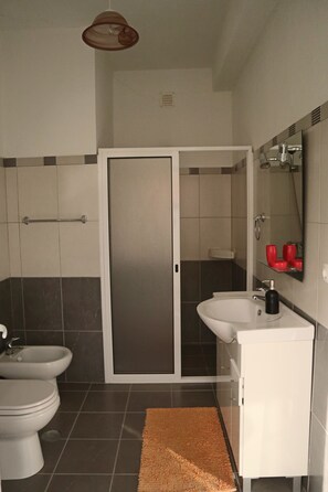 Shower, hair dryer, bidet, towels - Fifty's House 2 By Sam Houses (Tabua)